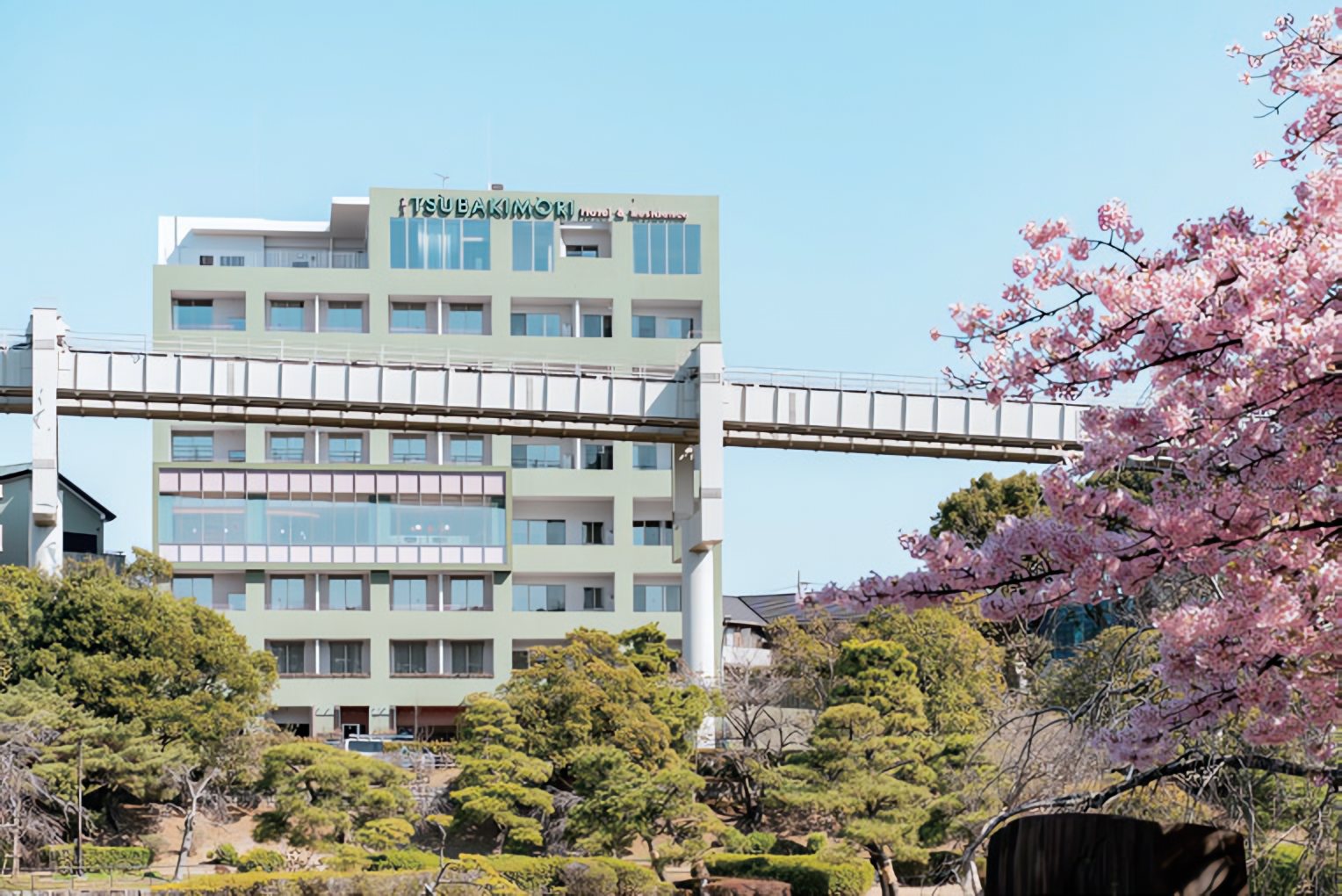 THE TSUBAKIMORI Hotel & Residenceの外観と桜