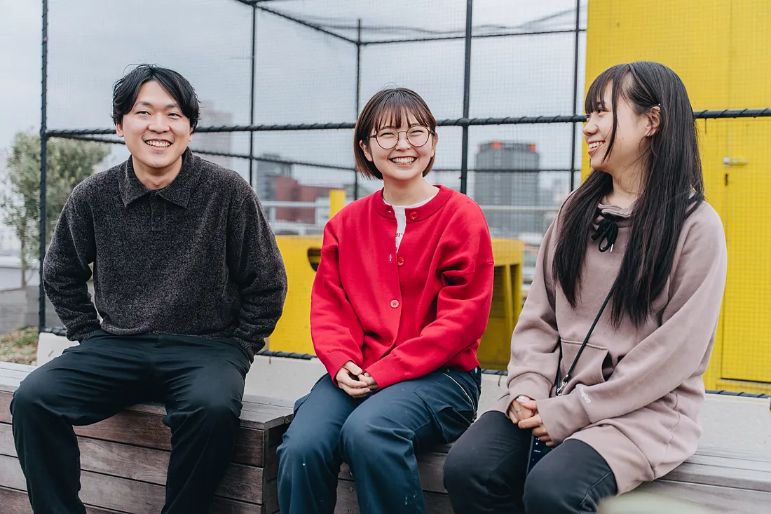 ベテランと若手社員が並んで話す様子